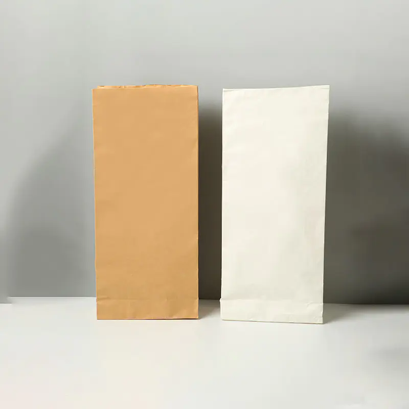Wit kraftpapier met natuurlijke kraft papieren zak